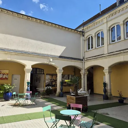 Le Bon Samaritain Hotel *